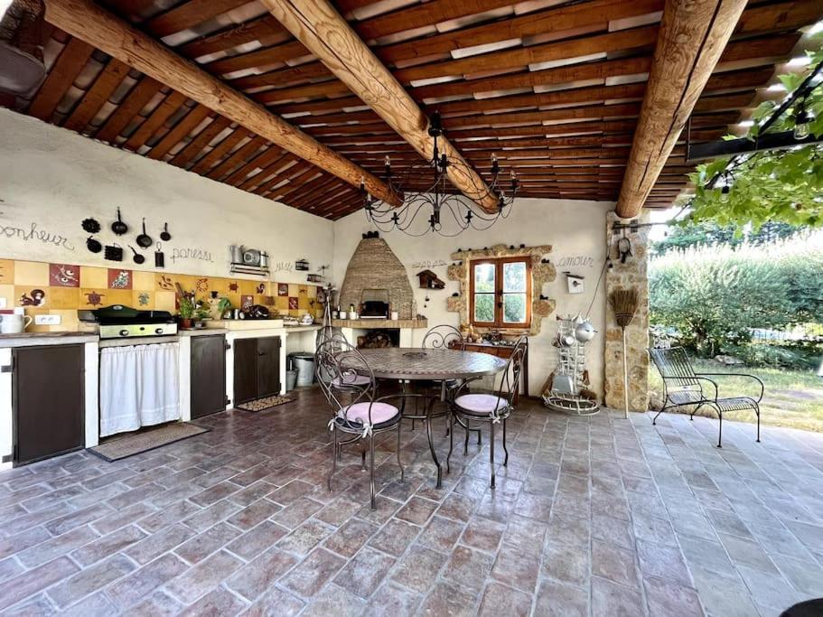 Appartement Dans Mas Provencal Grans Exterior photo