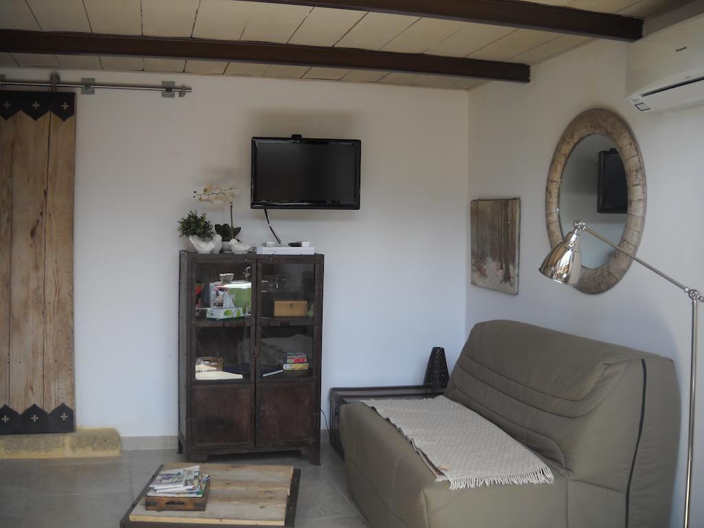 Appartement Dans Mas Provencal Grans Exterior photo